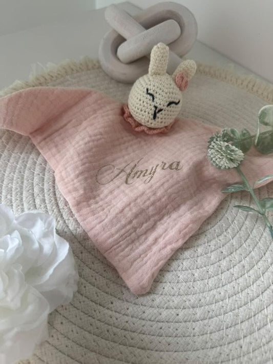Doudou personnalisé – Lapin rose en gaze de coton