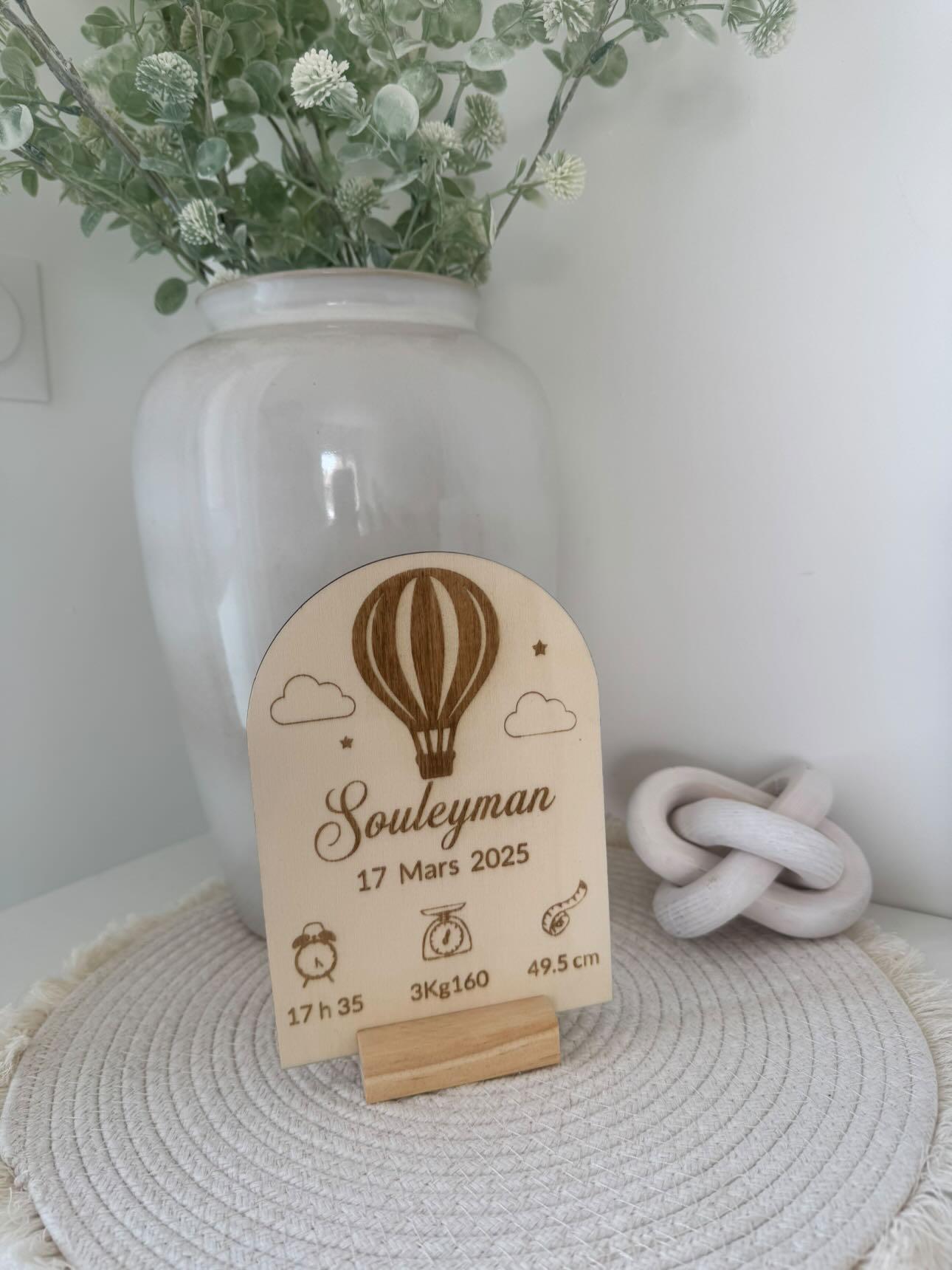 Plaque de naissance montgolfière personnalisée sur support