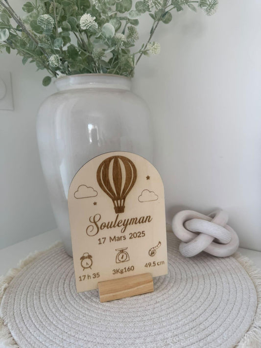 Plaque de naissance montgolfière personnalisée sur support